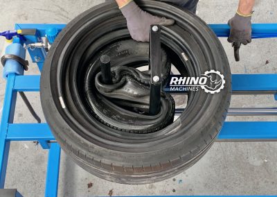 Pneus occasion triplés avec rhino machines