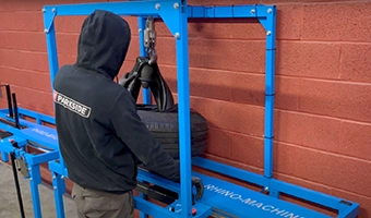 Étape 2 - Attraper le pneu intérieur et retirer le