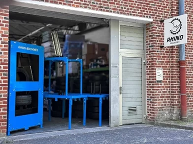 Atelier Rhino Machines avec nos 3 machines lié à la pneumatique devant une porte de garage ouverte