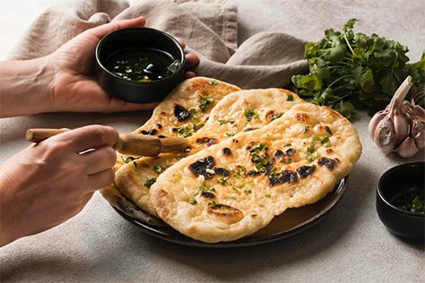 Personne garnissant un naan