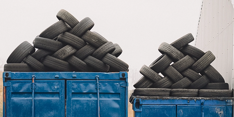 Container avec des pneus pour l'export