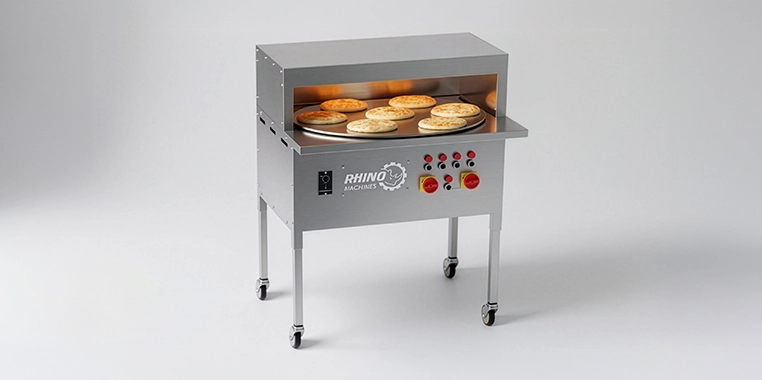 Four à naan avec des naans dans le four