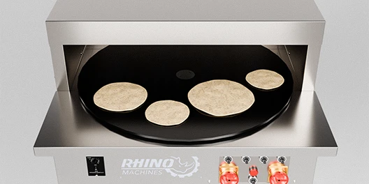 4 naans sur la plaque tournant du four à naan