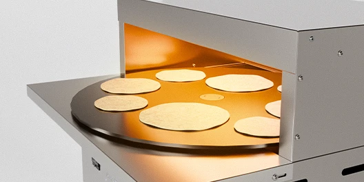 Naans en dehors sur la zone chauffante