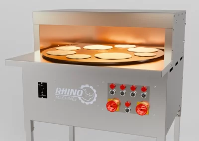 Four à naan en fonctionnement avec des pains à l'intérieur