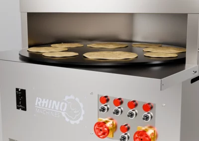 Naan posé à l'intérieur d'un four à naan